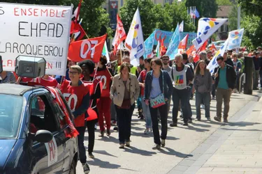 Près de 500 manifestants à l’appel de l’intersyndicale, hier à Aurillac, pour défendre le service public