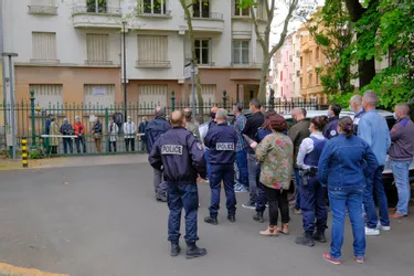 Émotion et solidarité devant le commissariat de Vichy (Allier) après l'attentat de Rambouillet