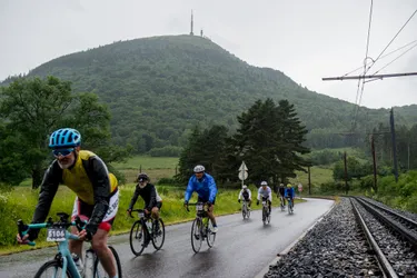 Cyclo Les Copains-Cyfac : 400 cyclistes ont bravé la pluie pour gravir le puy de Dôme ce samedi matin