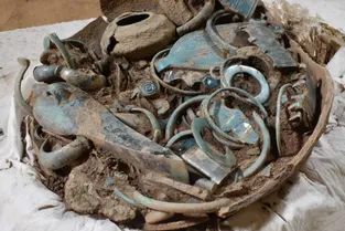 Bracelets, outils, armes : des objets "exceptionnels" de l'âge du Bronze, enfouis il y a près de 3.000 ans près de Gannat (Allier) mis au jour