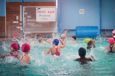 Non, l'académie de Clermont-Ferrand ne prévoit pas de faire passer des épreuves de natation en salle de classe ou dans la cour