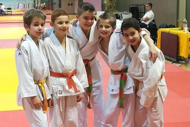 Cinq judokas benjamins très combatifs