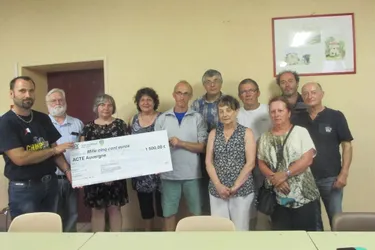 Le comité des fêtes remet un chèque de 1.500 € à Acte Auvergne