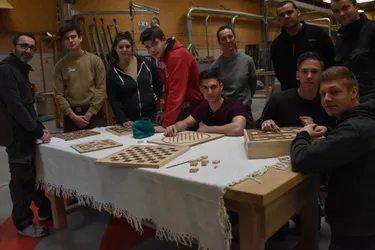 Des lycéens riomois fabriquent et vendent des jeux en bois pour les déficients visuels