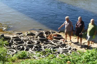 Les pêcheurs débarrassent les berges d’une décharge sauvage de 80 pneus