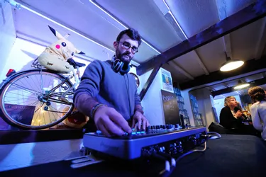 En vidéo : le DJ montluçonnais Kent's crée une playlist d'une heure pour les résidents en Ehpad