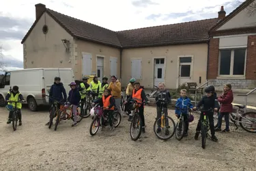 Atelier vélos pour une douzaine d’enfants
