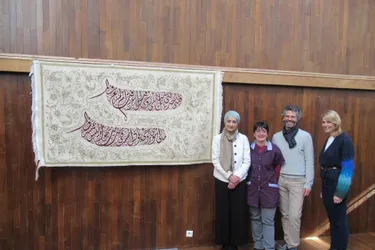 Tombée de métier de la première tapisserie de la calligraphe Soraya Syed