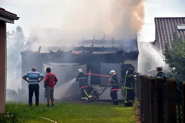 Les flammes détruisent la dépendance d'un pavillon de Saint-Bonnet-près-Riom