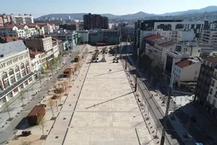 En drone au-dessus de Clermont-Ferrand transformée en ville fantôme par le confinement