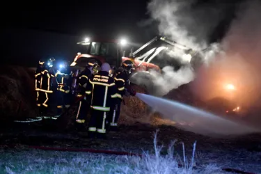Un incendie se déclare dans un important stockage de paille, à Saint-Bonnet-près-Riom (Puy-de-Dôme)