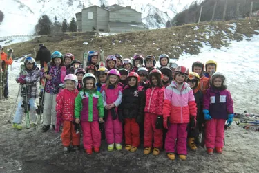 Les élèves de l’école publique font du ski