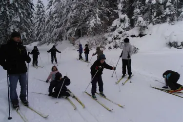 De jeunes skieurs glissent sur les pistes