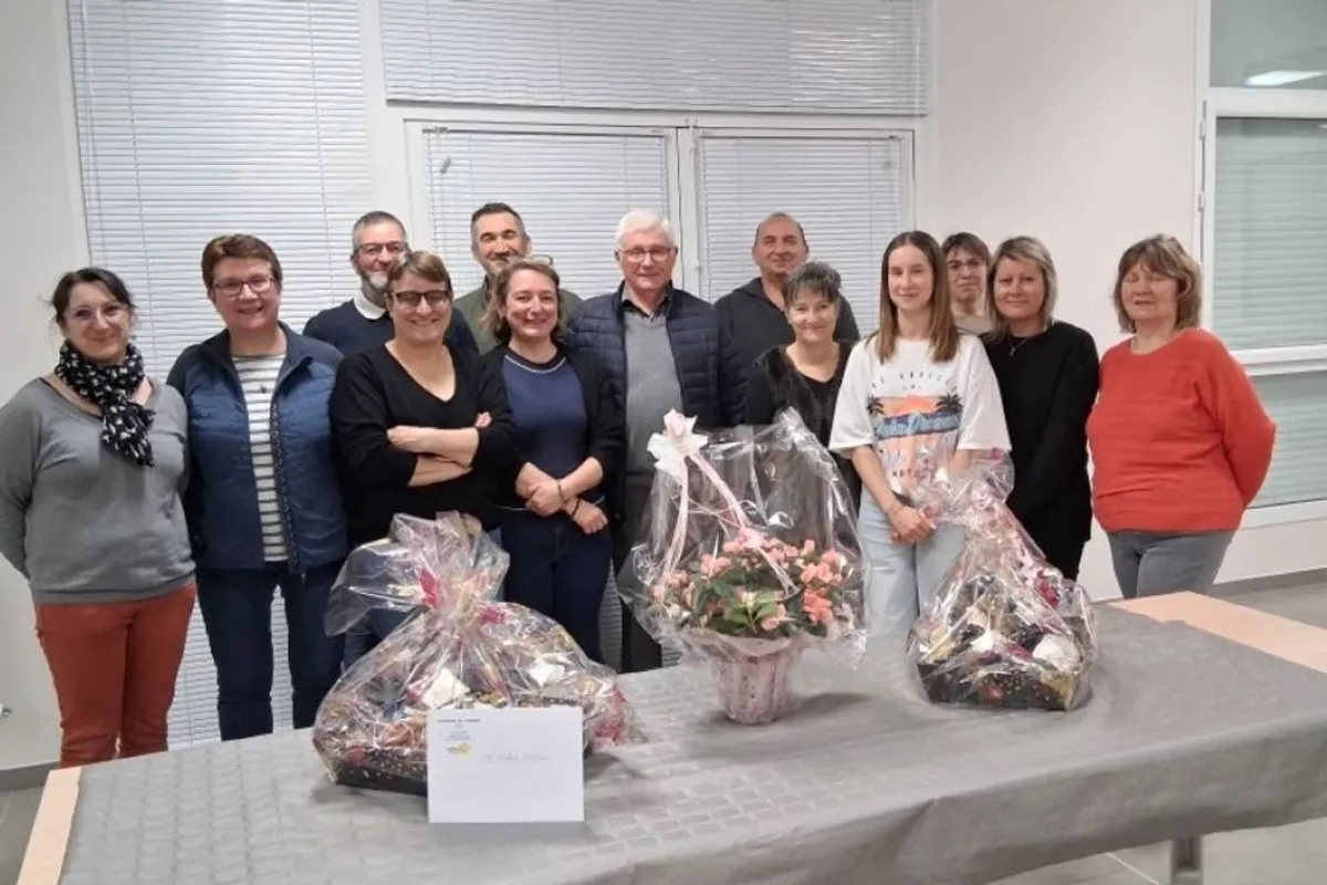 À Lusigny, les employés municipaux surprennent le maire sortant André Jardin pour son départ