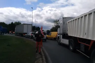 Loi Travail : une manifestante renversée au blocage de Montmarault sur l'A71