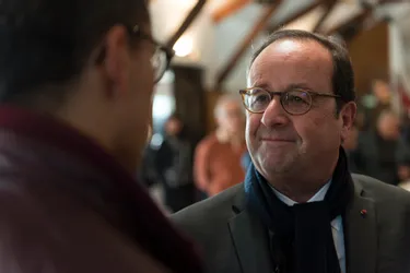 Trois questions à François Hollande en visite à la Foire du livre de Laroquebrou (Cantal)