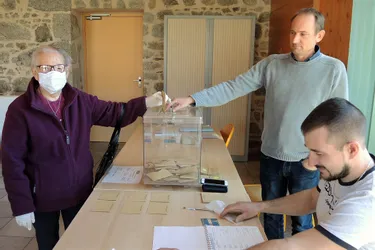Municipales : à La Chabanne (Allier), Aimée, 98 ans, est venue voter malgré tout