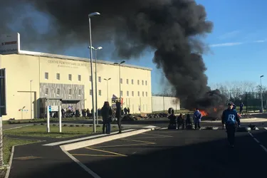 Le blocage reprend à la prison de Riom (Puy-de-Dôme) : "La menace de sanction nous énerve !"