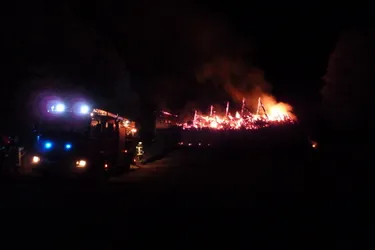 La foudre pourrait être la cause d'un feu de grange de Saint-Illide