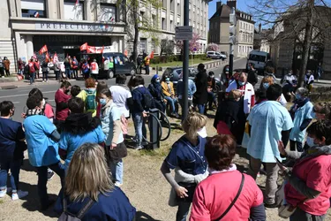 À Moulins, une centaine de personnes ont manifesté devant la préfecture de l'Allier pour demander l'extension du Ségur de la Santé