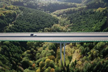 Quels sont les quatre ponts d'Auvergne dont l'état est « altéré » selon un rapport du ministère ?