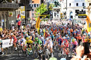 Après trente-deux ans d'absence, la foule au départ de la 14e étape du Tour de France à Clermont-Ferrand