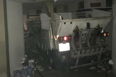 Un camion de la Ville détruit la vitrine d'une pharmacie à Brive