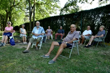 Qui sont ces retraités qui passent leurs après-midis sur des chaises pliantes au plan d'eau du Mas d'Issoire ?