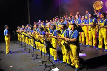 Les jaune et bleu de la Banda Follet en concert le 4 novembre