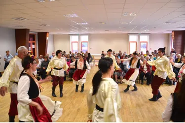 L’UNRPA a invité le groupe de danses traditionnelles de Saint-Sulpice-les-Feuilles