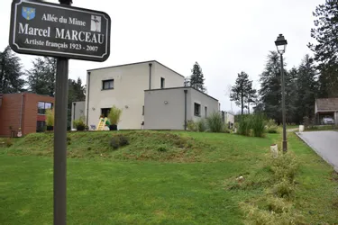 A Berchères-sur-Vesgre, en Eure-et-Loir, ils habitent chez Marcel Mangel... alias le mime Marceau