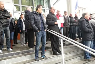 Policiers et citoyens rassemblés devant le commissariat de Clermont-Ferrand