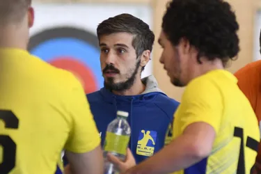 Entraîneur des seniors du handball club de Riom, Hugo Garcia a le handball dans le peau