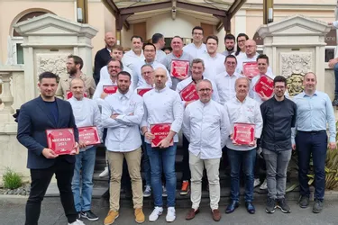 Qui sont les chefs décorés par le Guide Michelin qui ont reçu leur plaque dans le Puy-de-Dôme ?