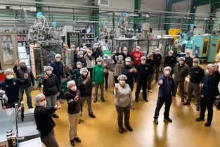Les Laboratoires industriels Pichot, au Brugeron (Puy-de-Dôme) ont "tout changé" pour produire des flacons de gel hydroalcoolique