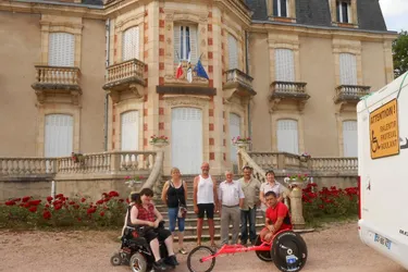 Il traverse la France en fauteuil roulant