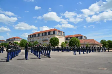 L'école de gendarmerie de Montluçon (Allier) a célébré la sortie de sa 400e promotion d'élèves-gendarmes