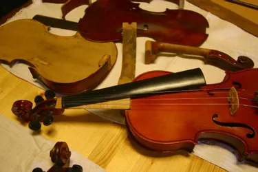 D'un coup d'oeil, le luthier clermontois reconnait le violon volé qui lui est présenté