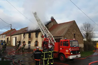 Une maison ravagée par un incendie à Saint-Rémy-de-Blot (Puy-de-Dôme)