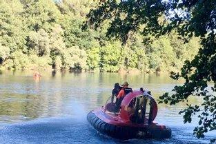 Les pompiers de la Corrèze sortent leur aéroglisseur pour secourir un homme pris au piège sur la Dordogne