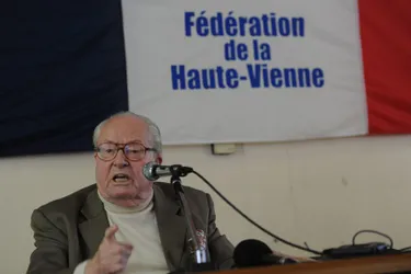 Manifestation contre Jean-Marie Le Pen, qui remplaçait sa fille Marine "gravement blessée"