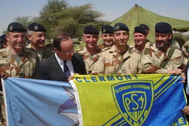 François Hollande se voit remettre un drapeau de l'ASM Clermont au Mali !