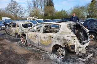 Près de cent véhicules incendiés à la fourrière de l'entreprise Chauvin à Yzeure (Allier)