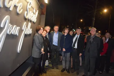 Le centre social de Saint-Flour porte le nom de Jean-Julhe, en hommage à l'ancien maire