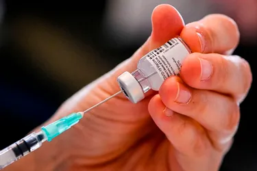 Vaccinés de force, fausses seringues, modification de l'ADN : on fait le tri sur les fausses informations autour des vaccins Covid