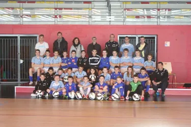 La classe de football de Langeac, soit une trentaine d’élèves, a reçu des équipements neufs