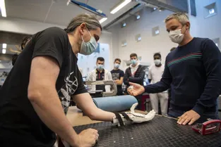 Un Grenoblois reçoit une prothèse de la main imprimée en 3D à Clermont-Ferrand (Puy-de-Dôme)