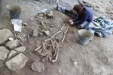 Des dizaines de squelettes datant du Moyen Âge mis au jour à Clugnat (Creuse)