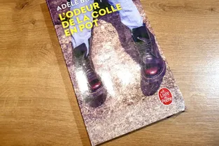 Un jour/Un livre : "L'odeur de la colle en pot" d'Adèle Bréau, pour les ados des 90's