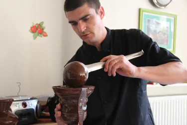 Le chocolatier Brivadois William Grangette dévoile la fabrication d'une cloche en chocolat